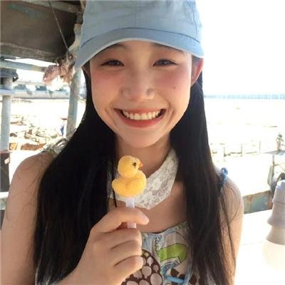给小酒馆女子喝高杯酒